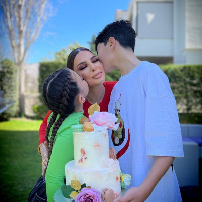 Η Κέλλυ Κελεκίδου είχε γενέθλια και οι φώτο με τα παιδιά της είναι απίθανες