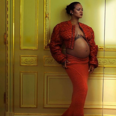 Pregnancy glow: Η Rihanna στο νέο εξώφυλλο της Vogue είναι η αποθέωση του γυναικείου σώματος