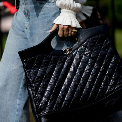 Jumbo tote bags: Αν σου έλειψε η αγαπημένη σου «τεράστια» τσάντα φόρεσε την όπως η Zoë Kravitz