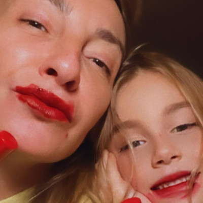 Ρούλα Ρέβη: Η κόρη της χορεύει στο καθιστικό φορώντας ένα κατακόκκινο σύνολο