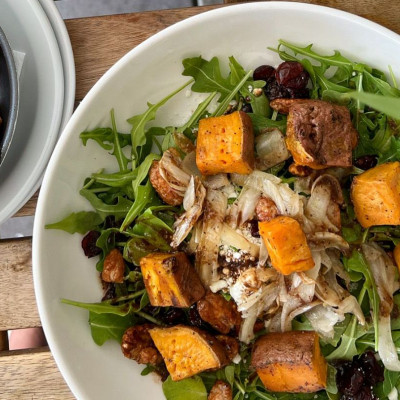 Υποφέρεις από φούσκωμα; Αυτή η σαλάτα θα γίνει ο απόλυτος σύμμαχός σου