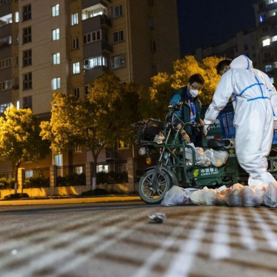 Τι πραγματικά συμβαίνει στην Σανγκάη; Καθηγητής Δημόσιας Υγείας αναλύει στο Newsbomb.gr