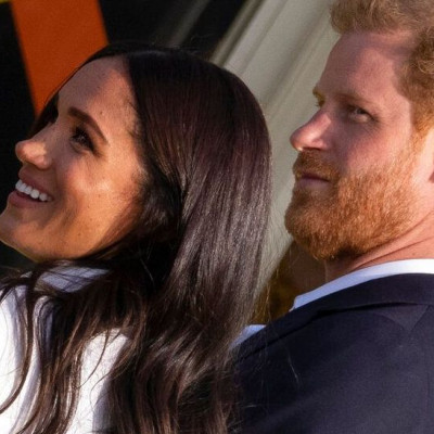 H Meghan Markle εμφανίστηκε στο πλευρό του Harry με λευκό κοστούμι και πιο λαμπερή από ποτέ