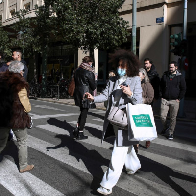 Μάσκες: Σε ποιους χώρους θα μείνουν και το καλοκαίρι – Τι εξετάζεται για σούπερ μάρκετ, κoμμωτήρια