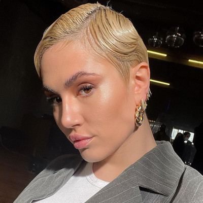 Η Έλενα Τσαγκρινού δεν έχει πρότυπα ομορφιάς και της αρέσουν οι πειραματισμοί σε μακιγιάζ και μαλλιά