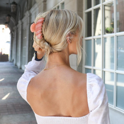 Claw clip: Το αξεσουάρ μαλλιών που θα φοράς ξανά και ξανά τους επόμενους μήνες