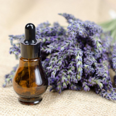 Αιθέριο έλαιο λεβάντας: Χρήσεις και οφέλη για την υγεία (video)
