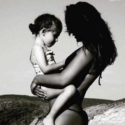 Υβόννη Μπόσνιακ: Φωτογραφίζεται με την κόρη της μετά από καιρό