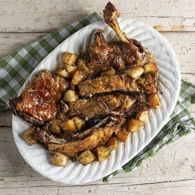 Άκης Πετρετζίκης: Αρνί στη σούβλα