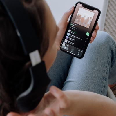 Έχεις διάβασμα; Αυτή η slow playlist θα σε βοηθήσει να χαλαρώσεις και να ξεκινήσεις ASAP