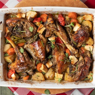 Άκης Πετρετζίκης: Αρνί εξοχικό