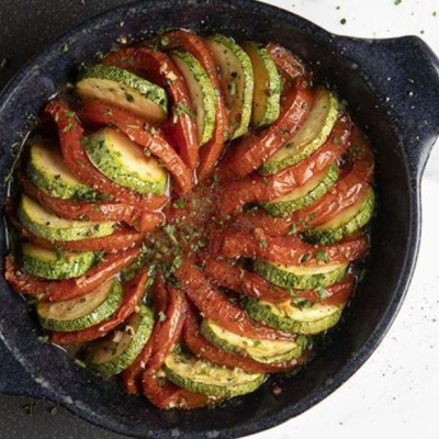 Άκης Πετρετζίκης: Ρατατούι με ντομάτα και κολοκυθάκι