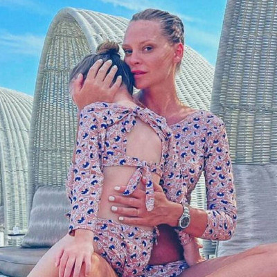 Υβόννη Μπόσνιακ: Αγνώριστη την έκανε η κόρη της στις διακοπές του Πάσχα