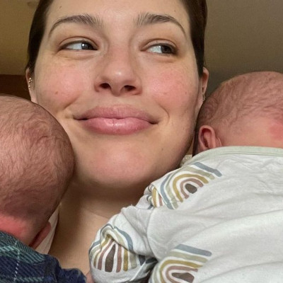 H Ashley Graham είπε και έδειξε την πιο μεγάλη αλήθεια για την κοιλιά μετά την εγκυμοσύνη