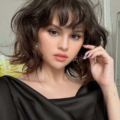 Το TikTok hack της Selena Gomez με τη mascara έγινε viral και θα αλλάξει το βλέμμα σου