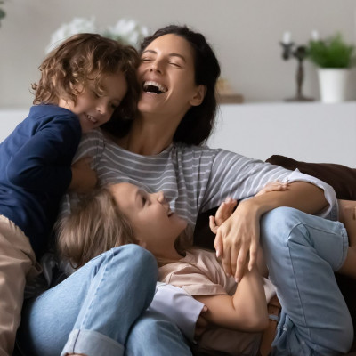 Παγκόσμια Ημέρα Γέλιου: Τα οφέλη του γέλιου στην υγεία και την ψυχολογία των παιδιών