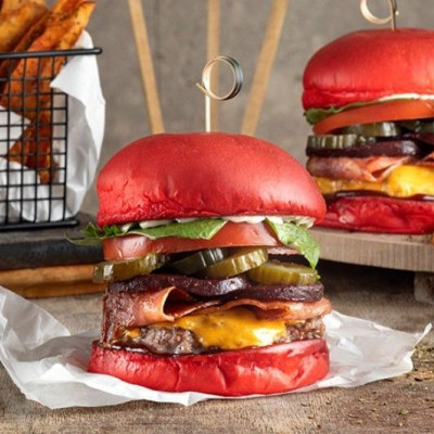 Άκης Πετρετζίκης: Love at first bite burger