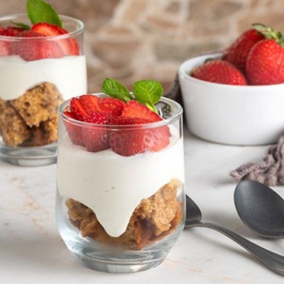 Άκης Πετρετζίκης: Trifle με γιαούρτι και φράουλες