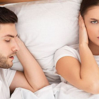 Ροχαλητό: Οι αιτίες, η αντιμετώπιση και το «αποτελεσματικό» κόλπο με τα μαξιλάρια κατά τον ύπνο