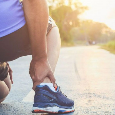 Σπασμένος αστράγαλος: Οι παράγοντες κινδύνου, οι επιπλοκές και η θεραπεία