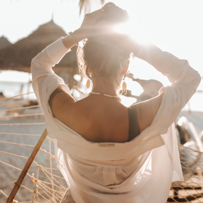 Το TikTok hack για να βγάλεις τα διάφανα λαστιχάκια από τα μαλλιά σου