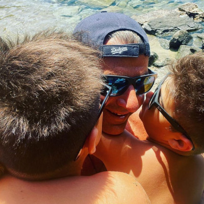 Γιώργος Λιάγκας: Η αστεία selfie με τους γιους του στη Γλυφάδα