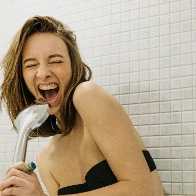 Θέλεις να είσαι πιο υγιής και χαρούμενη; Ξεκίνα να τραγουδάς