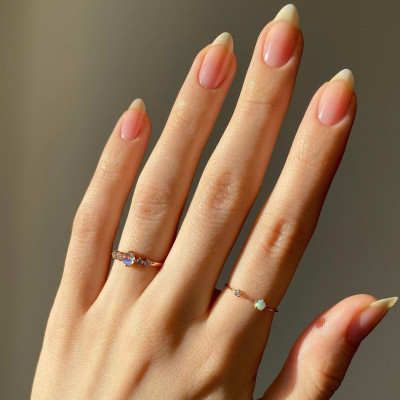 10 banana nail art γιατί το επόμενο μανικιούρ σου θα έχει το χρώμα της μπανάνας