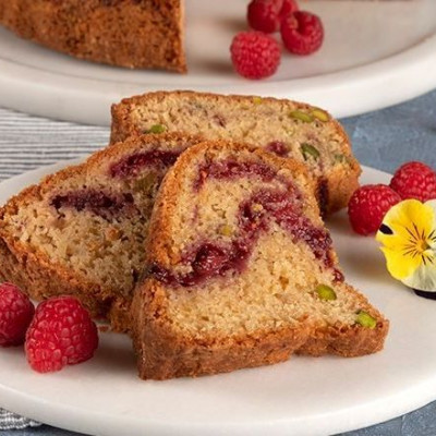 Άκης Πετρετζίκης: Κέικ με φρούτα του δάσους