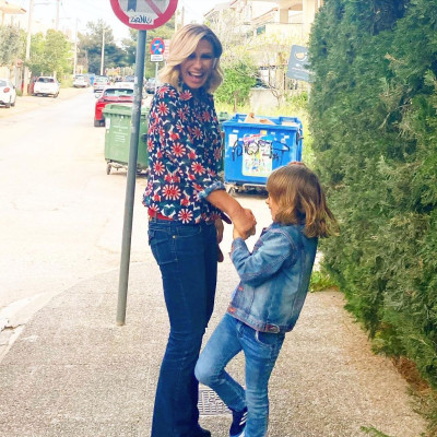 Κατερίνα Καραβάτου: Για bowling με τα παιδιά της - Οι βραδινές φωτογραφίες