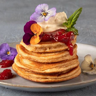 Άκης Πετρετζίκης: Cheesecake pancakes με φράουλες