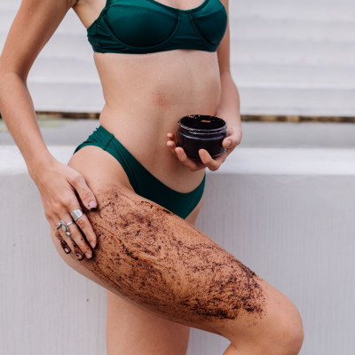 DIY: Το πιο εύκολο scrub σώματος για να λάμπει το δέρμα σου τώρα που φοράς mini φούστες και φορέματα