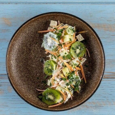 Άκης Πετρετζίκης: Σαλάτα με παπάγια και ακτινίδιο