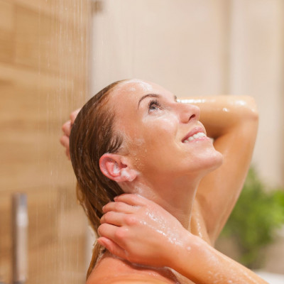 2 κανόνες που πρέπει να ακολουθείς αν πλένεις το πρόσωπό σου κατά τη διάρκεια του μπάνιου