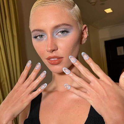 3D μανικιούρ: Η Iris Law δοκίμασε το πιο stylish nail art του καλοκαιριού
