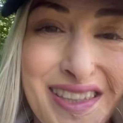 Ιωάννα Παλιοσπύρου: Χαμογελαστή χωρίς μάσκα σε κέντρο αποκατάστασης στη Γαλλία (vid)