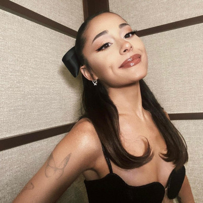 Do it like Ariana Grande - 7 bra tops που θα απογειώσουν τις καλοκαιρινές σου εμφανίσεις