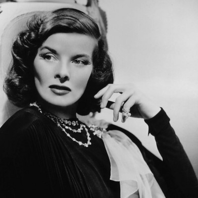 Katharine Hepburn: Η iconic γκαρνταρόμπα της star που μας δίδαξε το ανδρόγυνο στυλ