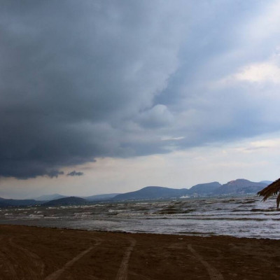 Καιρός: Συννεφιασμένη Κυριακή με ζέστη, βροχές και καταιγίδες - Σε ποιες περιοχές θα βρέξει