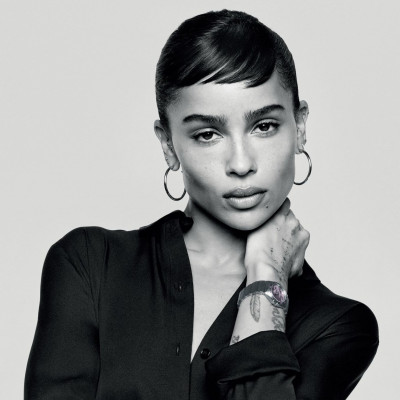 Η πολυτάλαντη Zoë Kravitz γίνεται μέλος της παράταξης γυναικών που έχουν επιλέξει να φορούν OMEGA