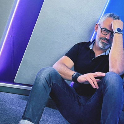 Να λείπεις, όχι να περισσεύεις…