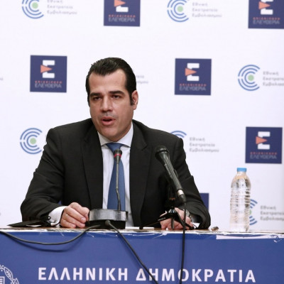 Πλεύρης: Τέλος οι μάσκες στους κλειστούς χώρους και για τους εργαζόμενους