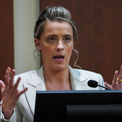 Η αδερφή της Heard, Whitney Henriquez, κατηγορεί τον Johnny Depp ότι απομόνωσε την Amber