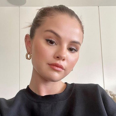 Η Selena Gomez δεν κοιμάται χωρίς να κάνει ντεμακιγιάζ - Το TikTok video με την beauty routine της