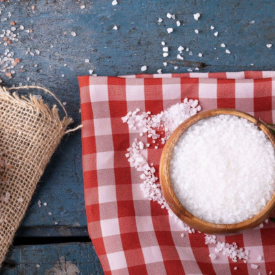 Αλάτι στο φαγητό: Ποια προβλήματα υγείας προκαλεί και πώς θα το μειώσετε (εικόνες)