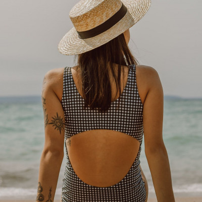 DIY Time! Μάσκα με γιαούρτι για να ανακουφιστείς αν κάηκες στην πλάτη από τον ήλιο