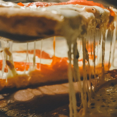 Πανεύκολη μαμαδίστικη ζύμη για πίτσα μόνο με γιαούρτι και αλεύρι!