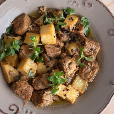 Άκης Πετρετζίκης: Αφέλια (Χοιρινό κρασάτο) στη χύτρα ταχύτητας