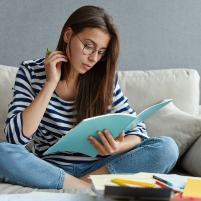 Exams season: 5 τραγούδια που θα σε χαλαρώσουν όσο διαβάζεις για τις εξετάσεις