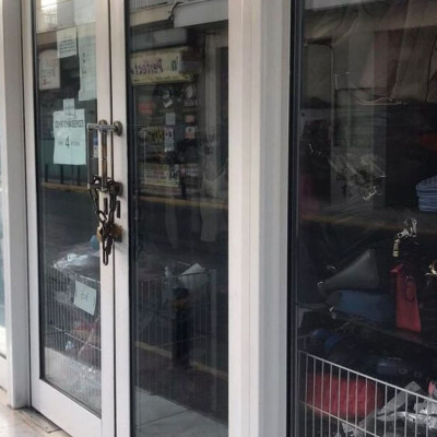 Αιματηρή ληστεία στο Μενίδι - Ανήλικοι Ρομά μαχαίρωσαν ιδιοκτήτρια καταστήματος